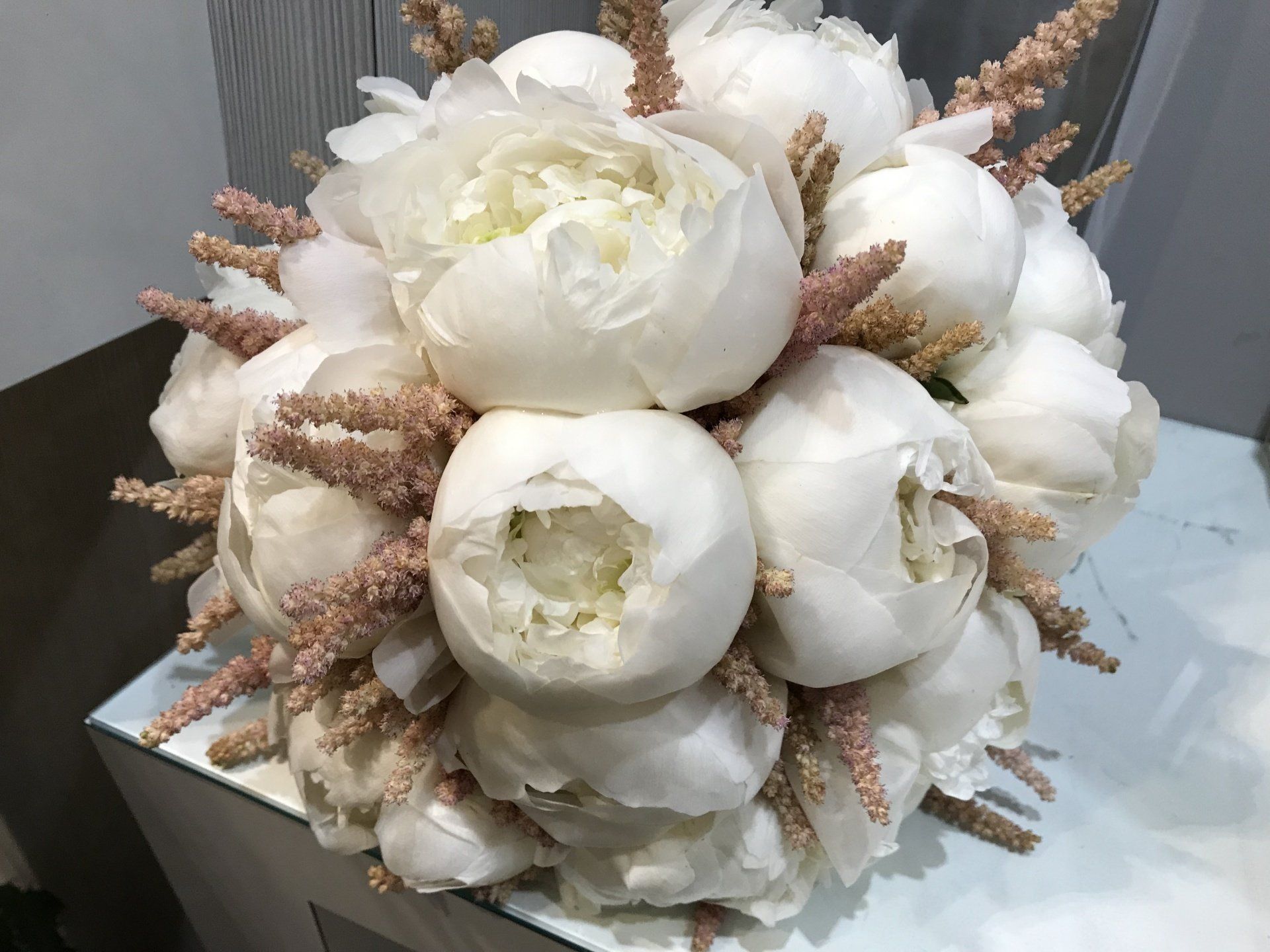 bouquet nuziale con fiori bianchi