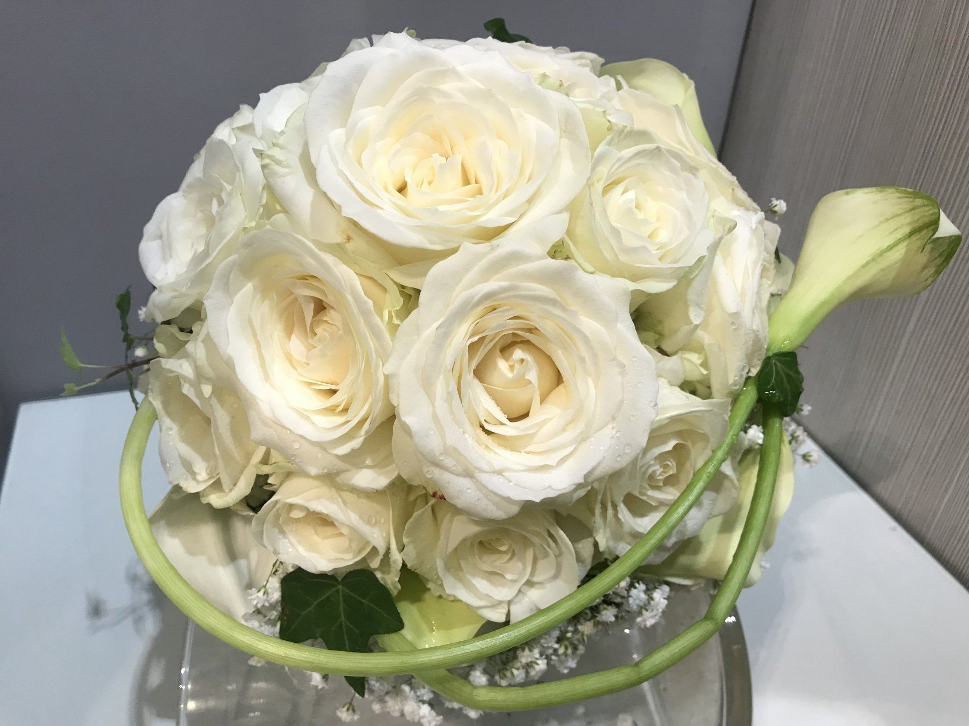 bouquet con rose bianche per spose