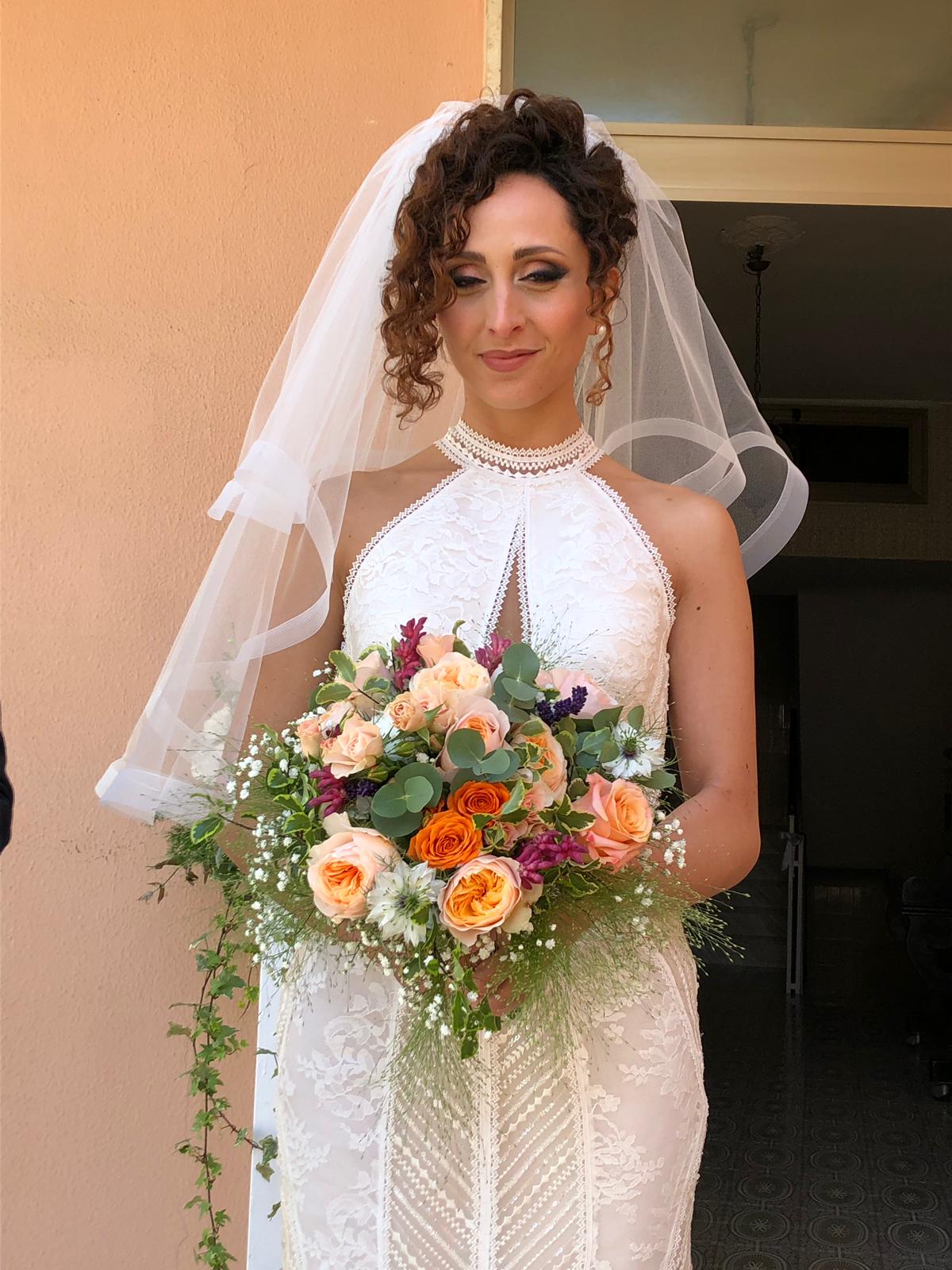 sposa con bouquet arancione