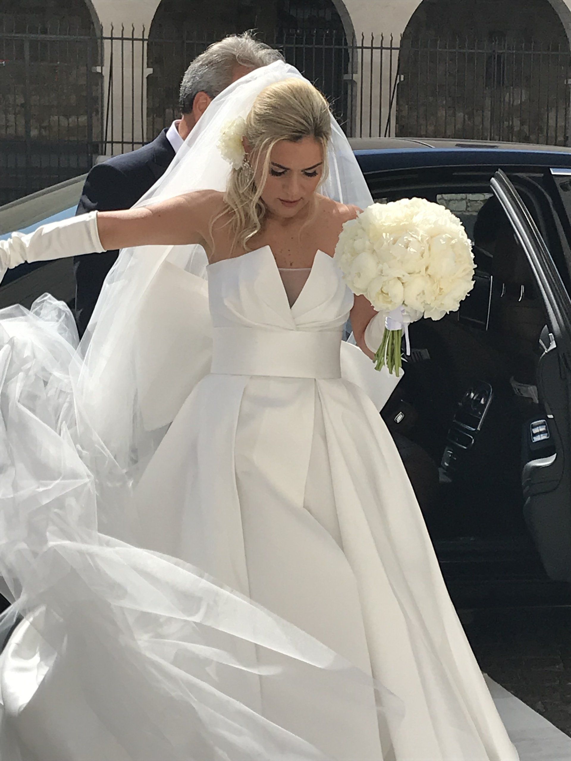 sposa con bouquet bianco