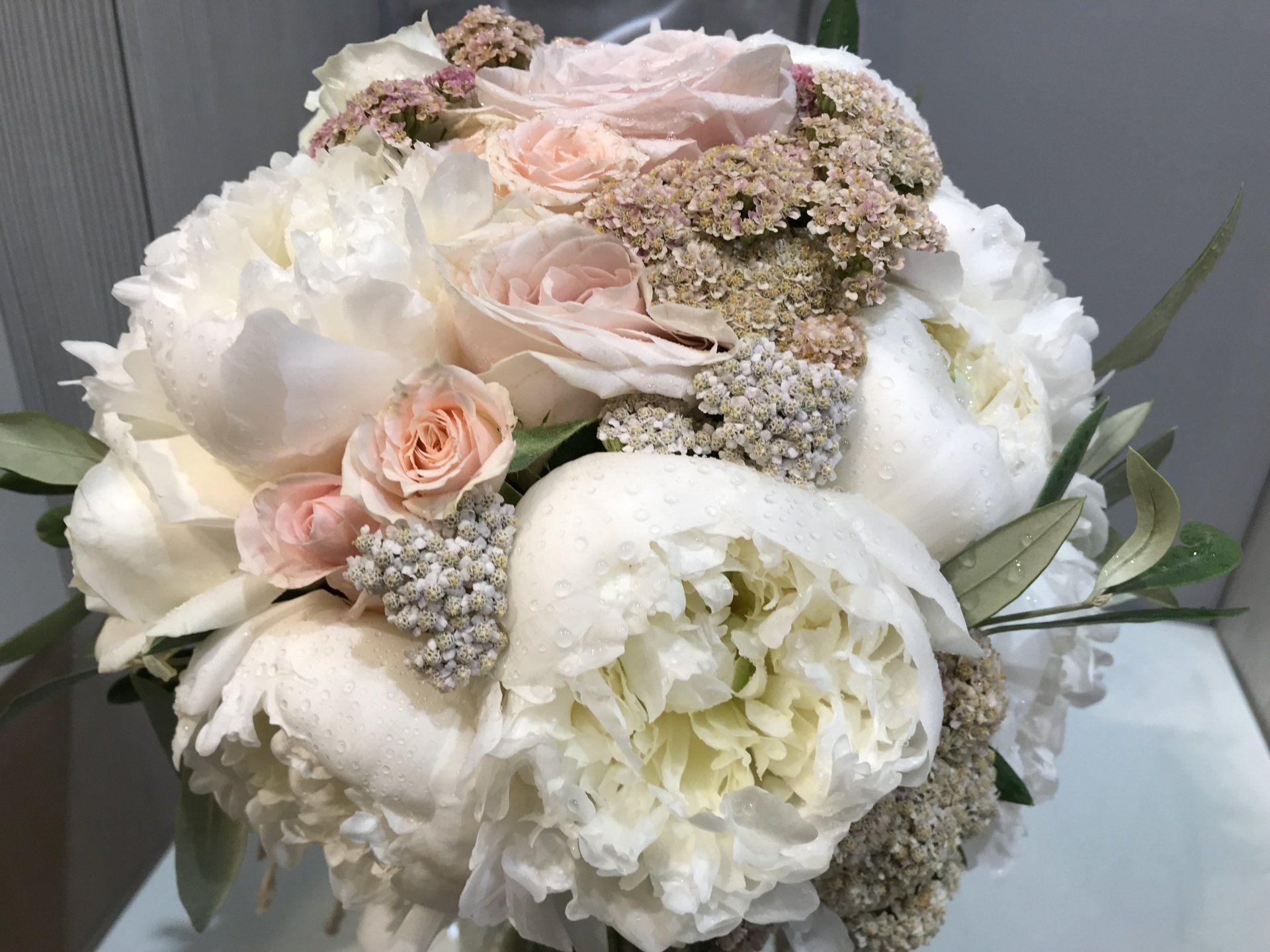 bouquet compatto con fiori bianchi e rosa