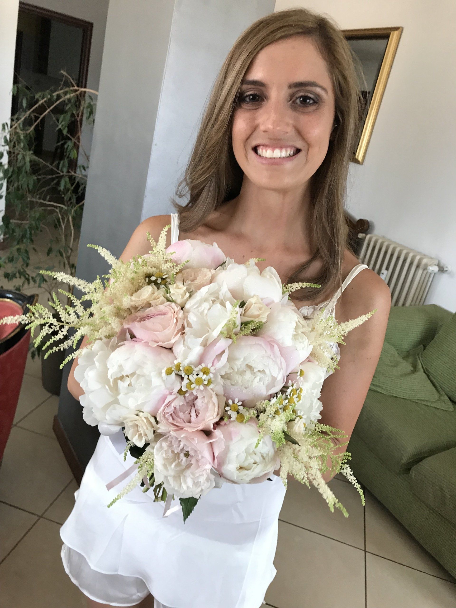 sposa con bouquet compatto