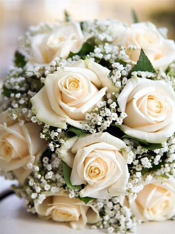 Bouquet di fiori bianchi con rose, peonie e verde.