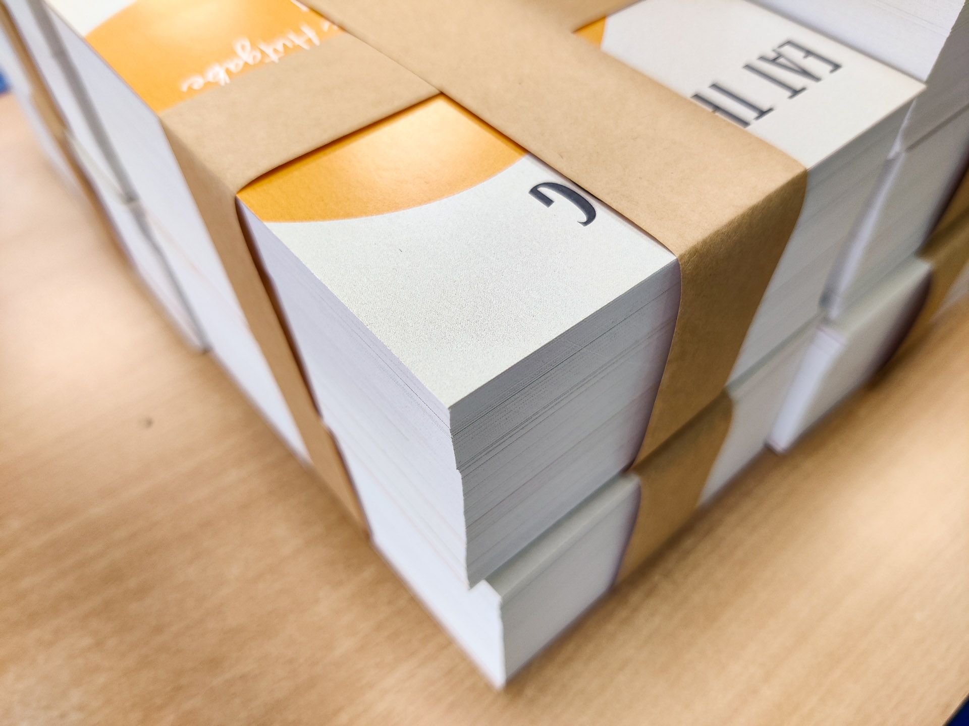 Hände die Papier halten