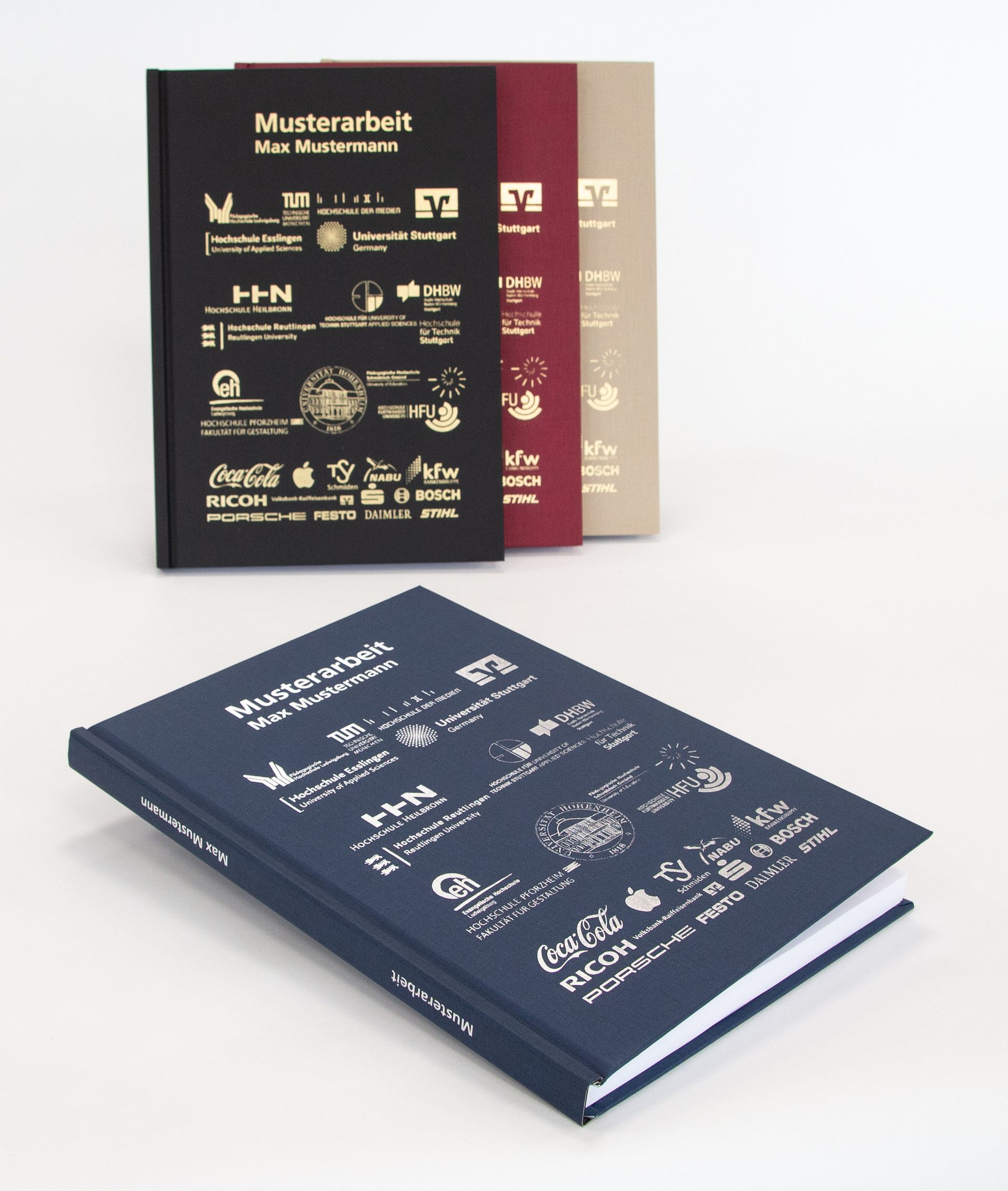 Vier Hardcover Bücher, Blau im Vordergrund, Schwarz, Rot, Beige
