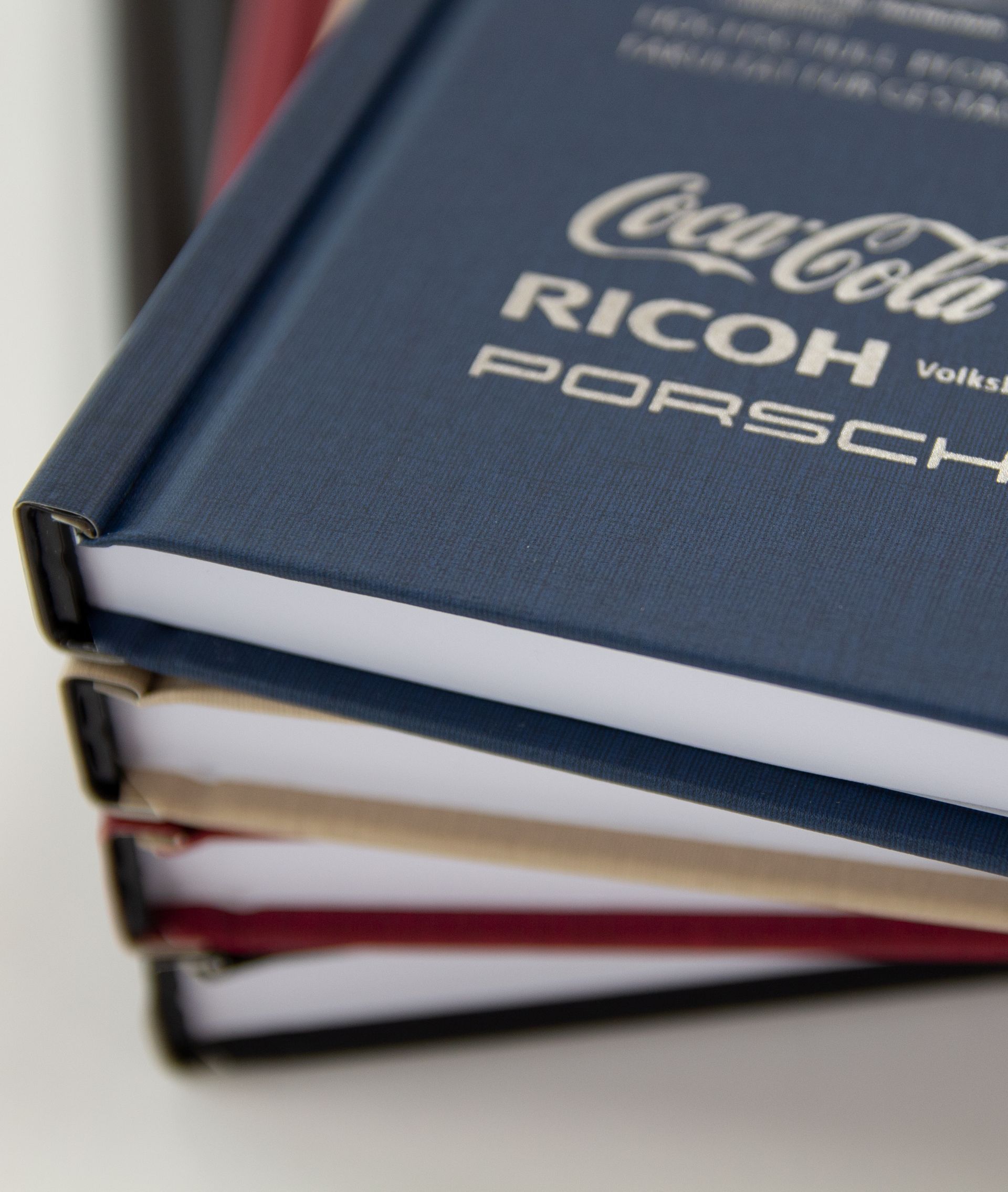 Drei Hardcover mit Aufdruck