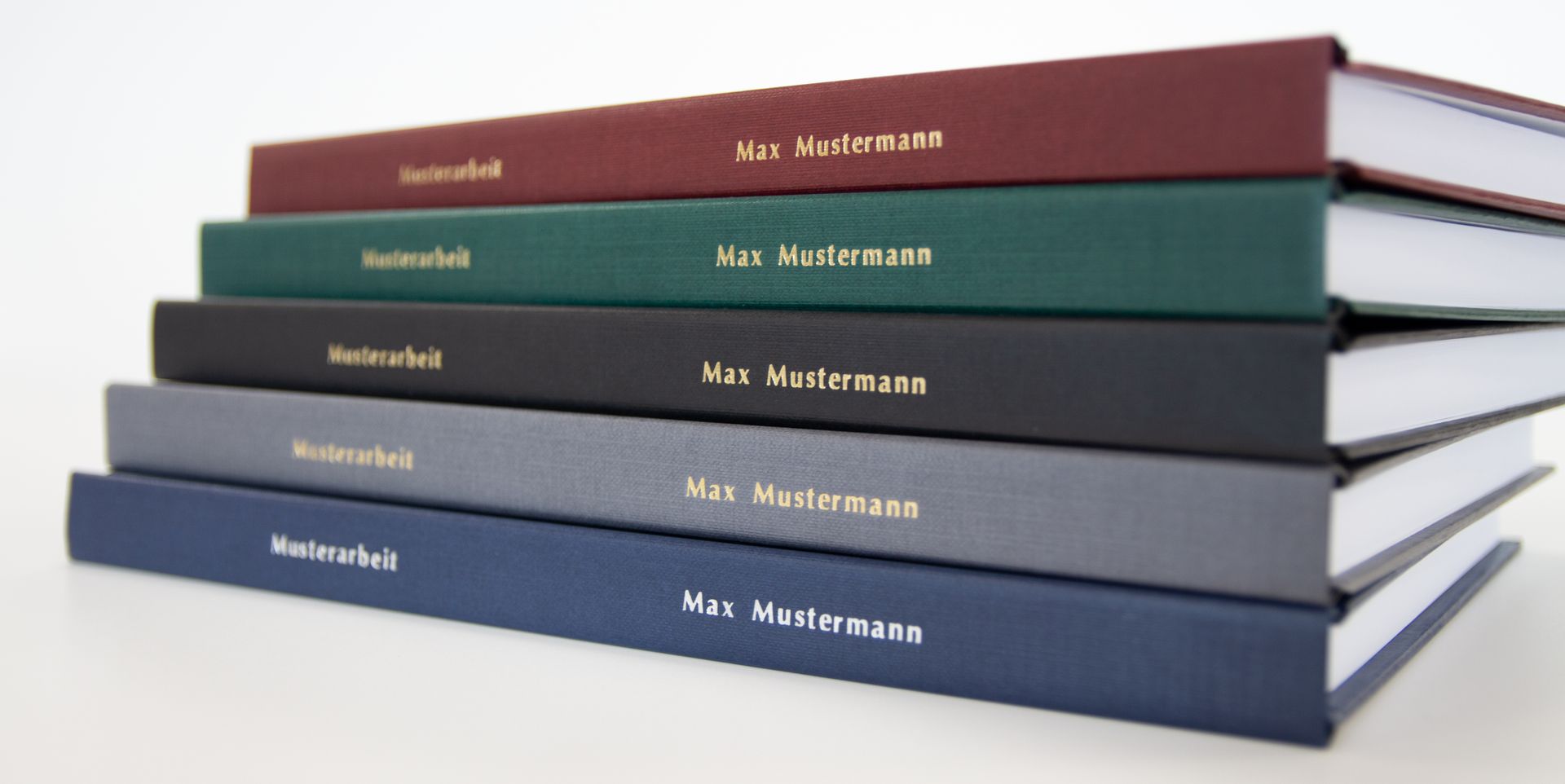 Bücher mit Hardcover und goldener Schrift