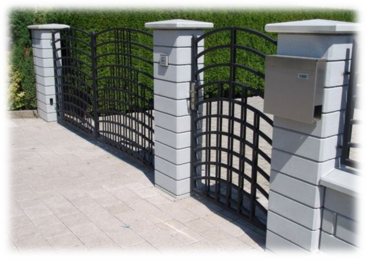 Una staccionata bianca con un cancello nero e una cassetta postale