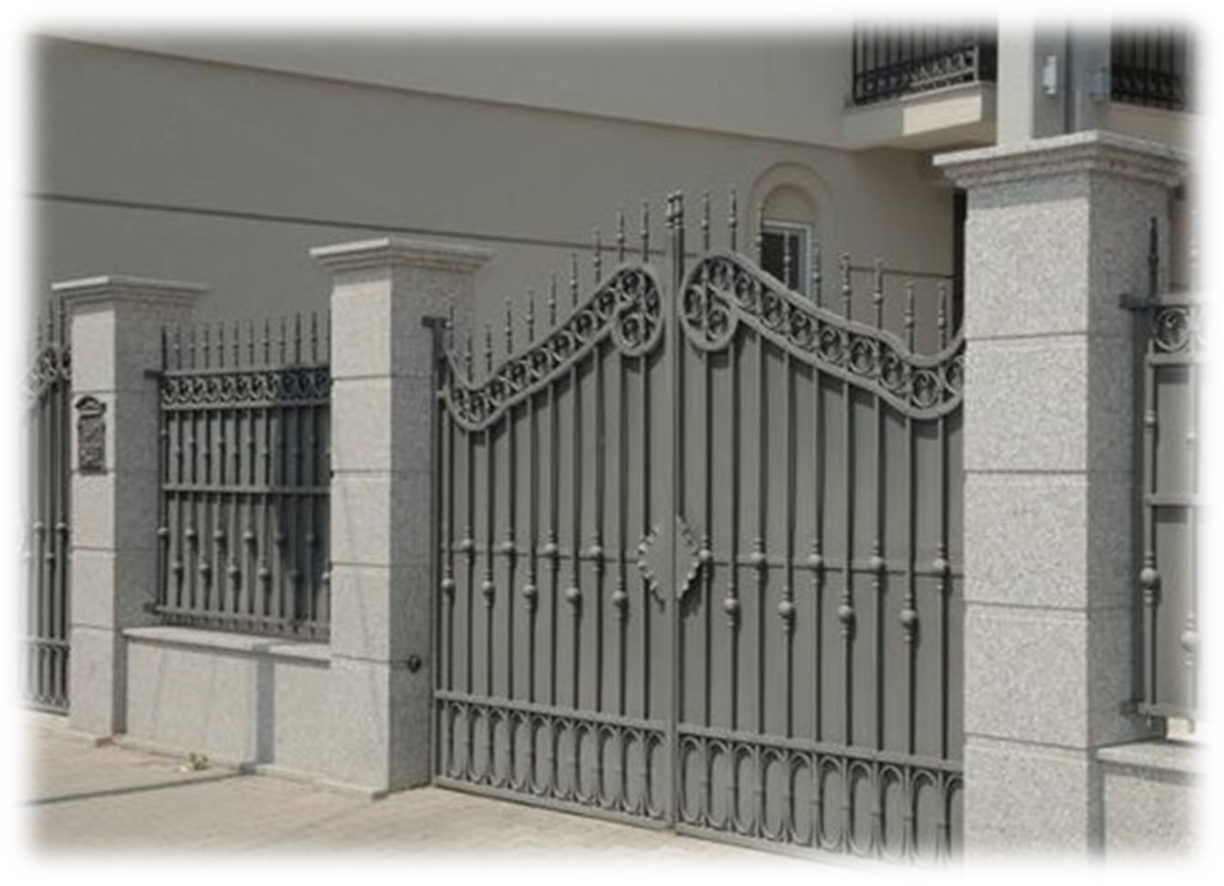 Un cancello in ferro battuto davanti a un edificio