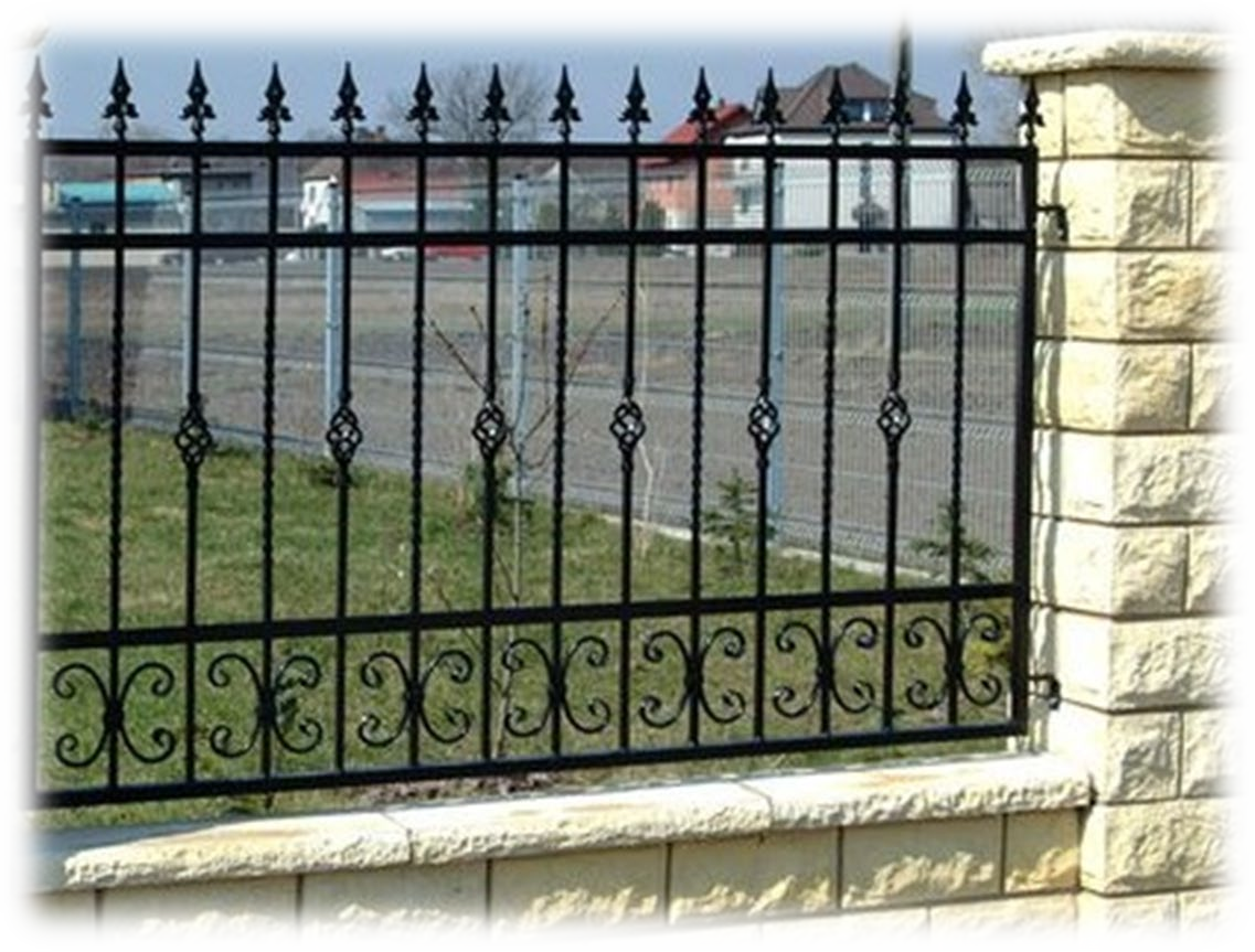 Una recinzione in ferro battuto circonda un muro di mattoni