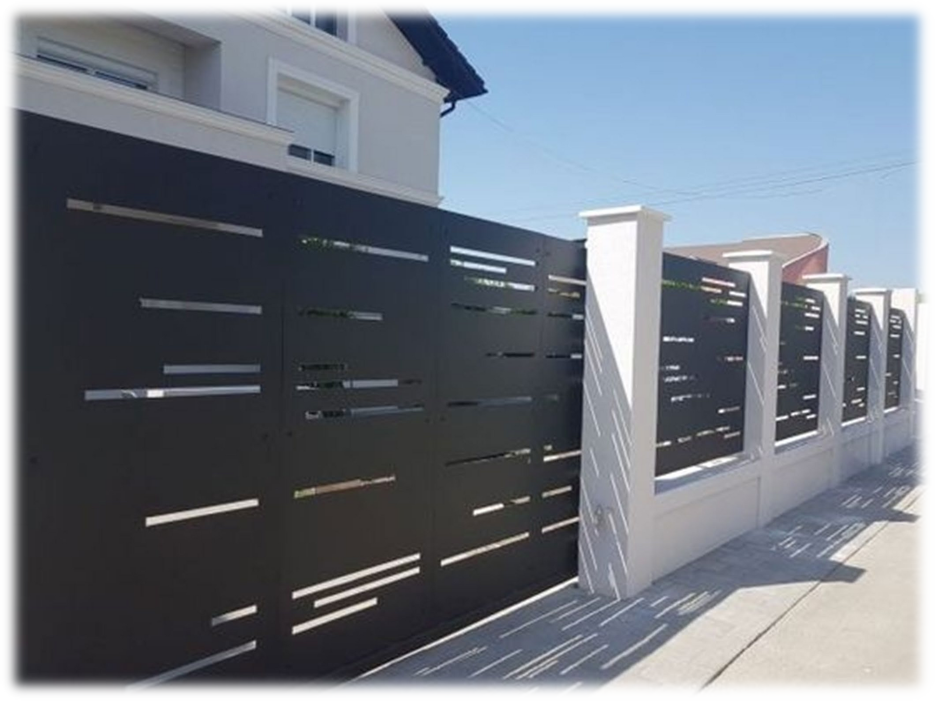 Una recinzione in bianco e nero con una casa sullo sfondo