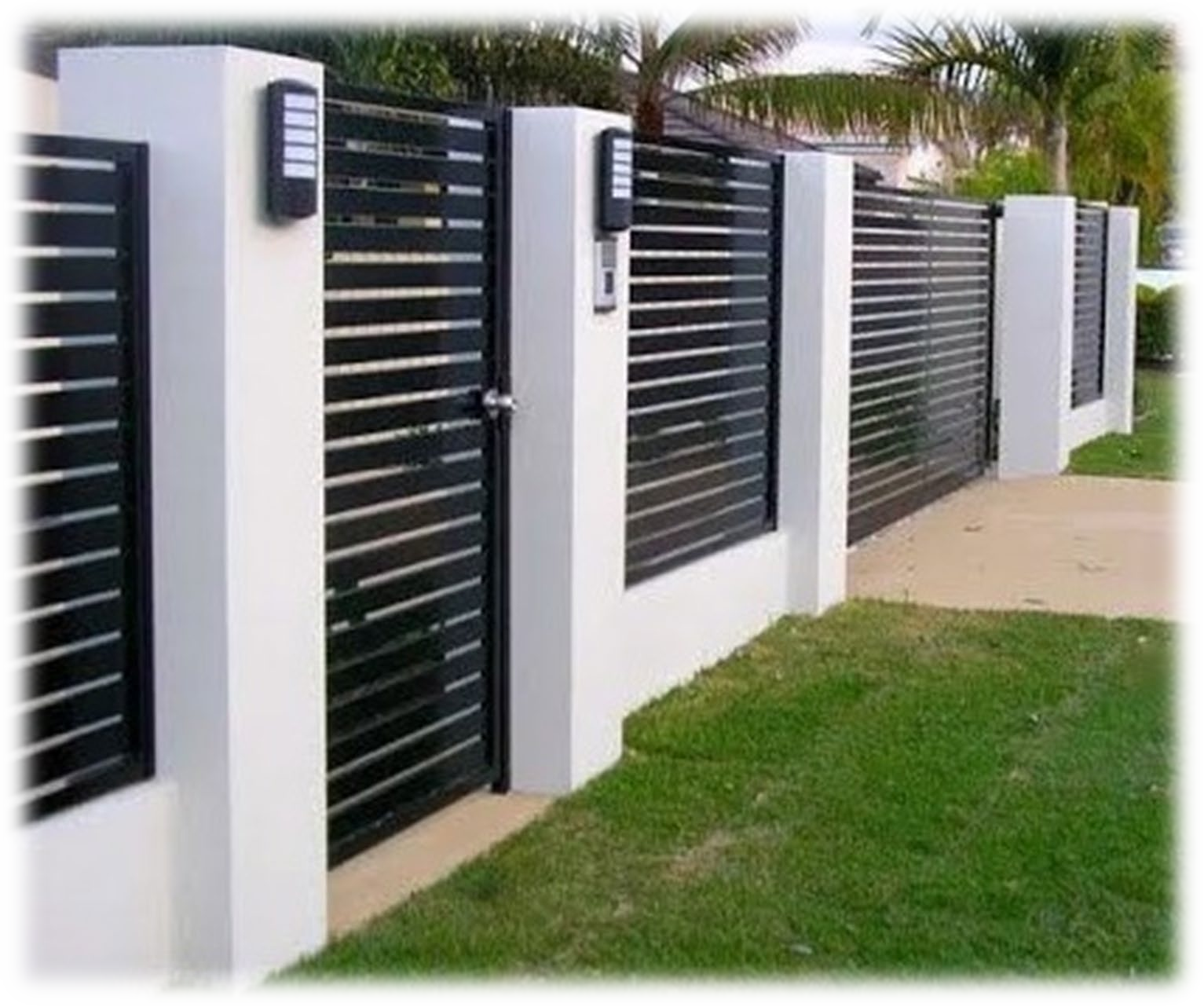 C'è una recinzione con un cancello in mezzo.