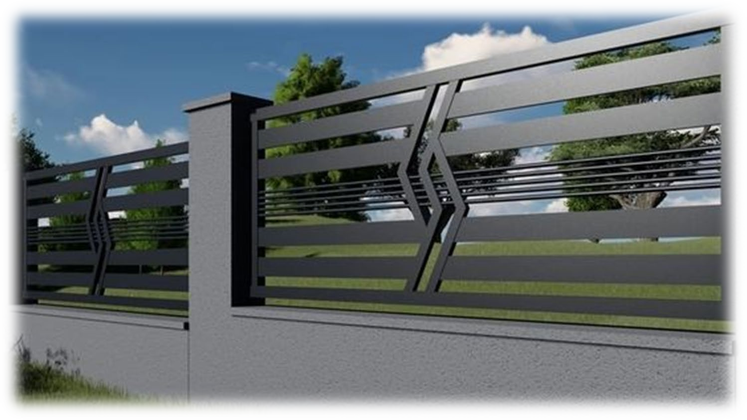 Una recinzione nera circonda un rigoglioso campo verde con alberi sullo sfondo.