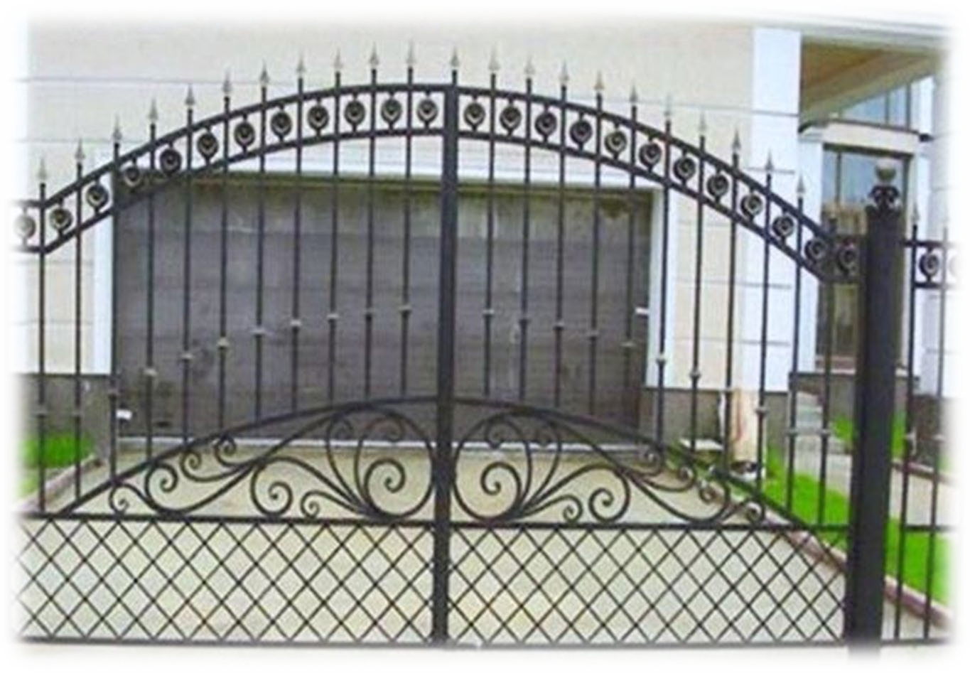 Un cancello in ferro battuto è davanti alla porta di un garage