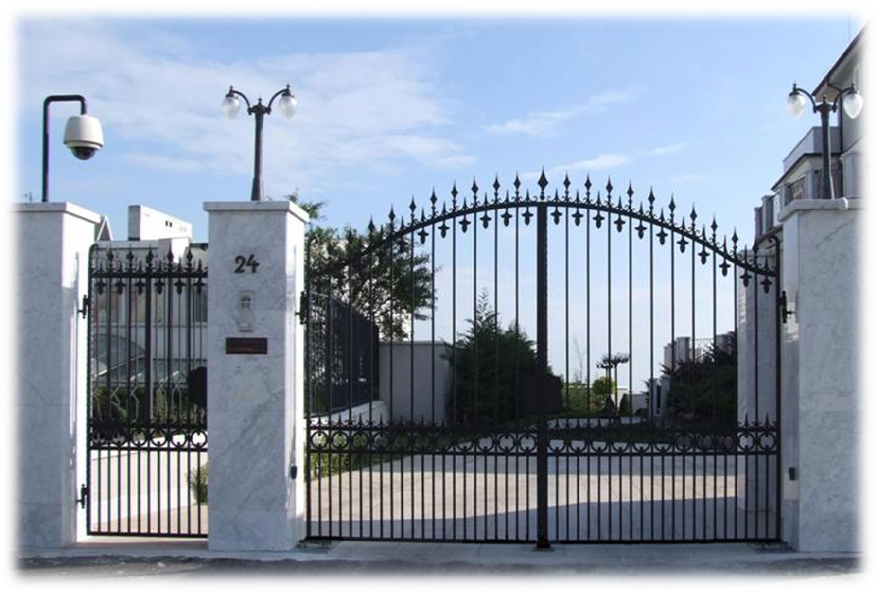 Un cancello con il numero 24