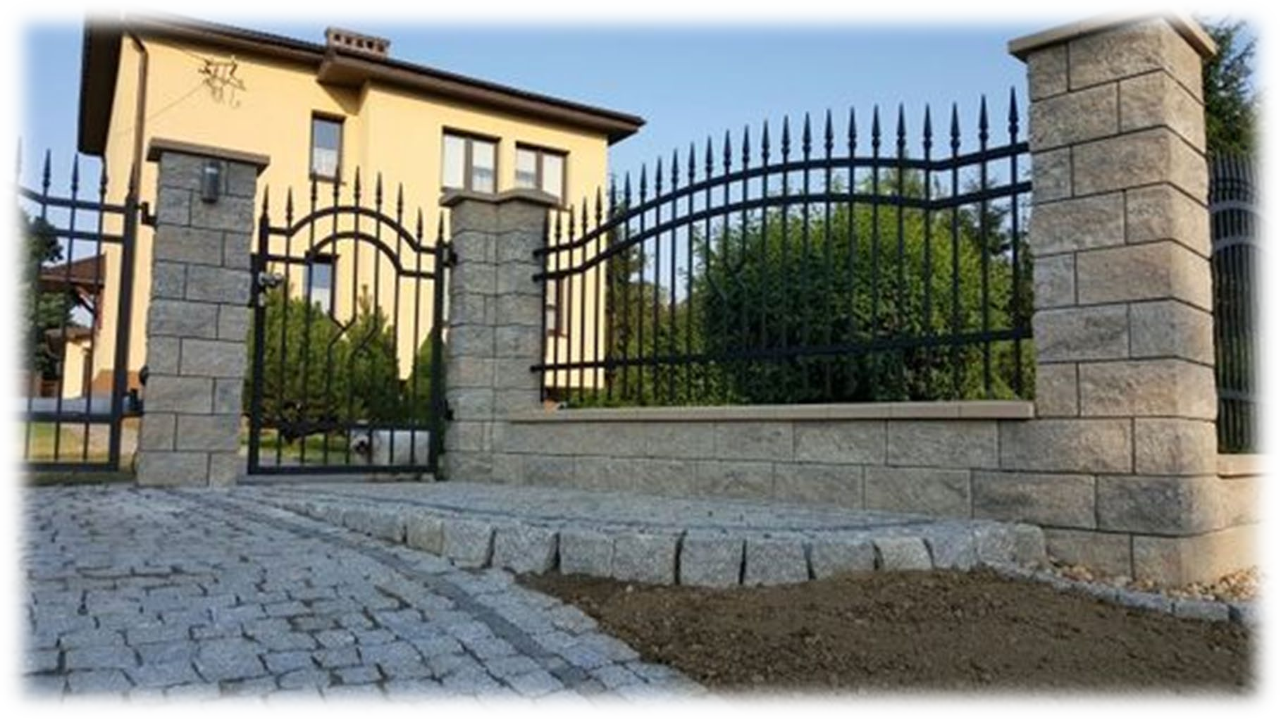 Una casa con una recinzione e un cancello davanti