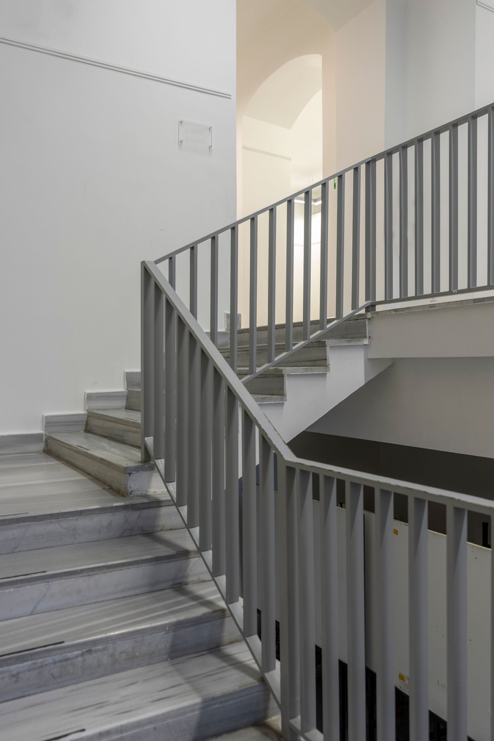 Una scala con ringhiera metallica in un edificio
