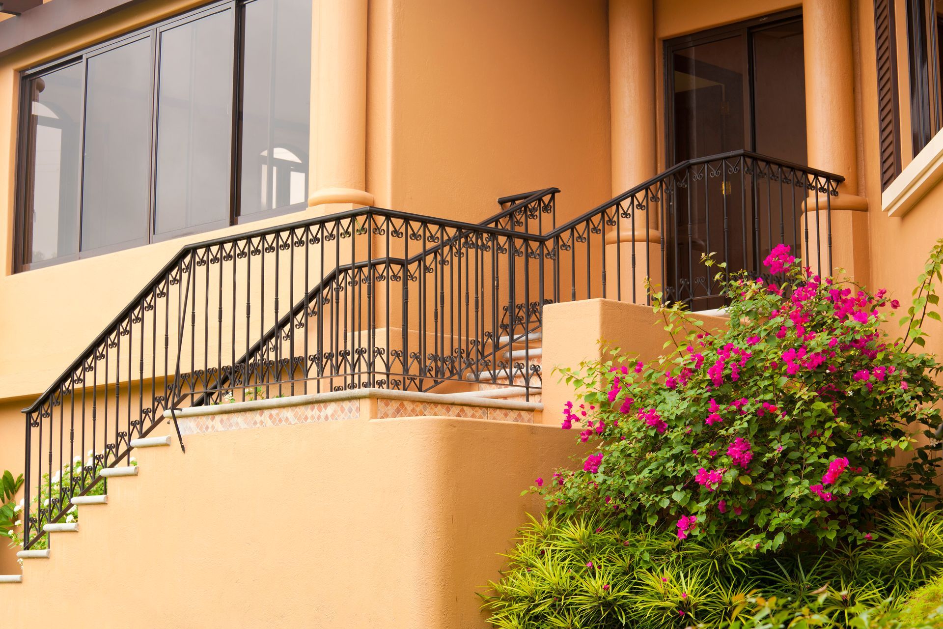 Una casa con scale e ringhiera in ferro battuto