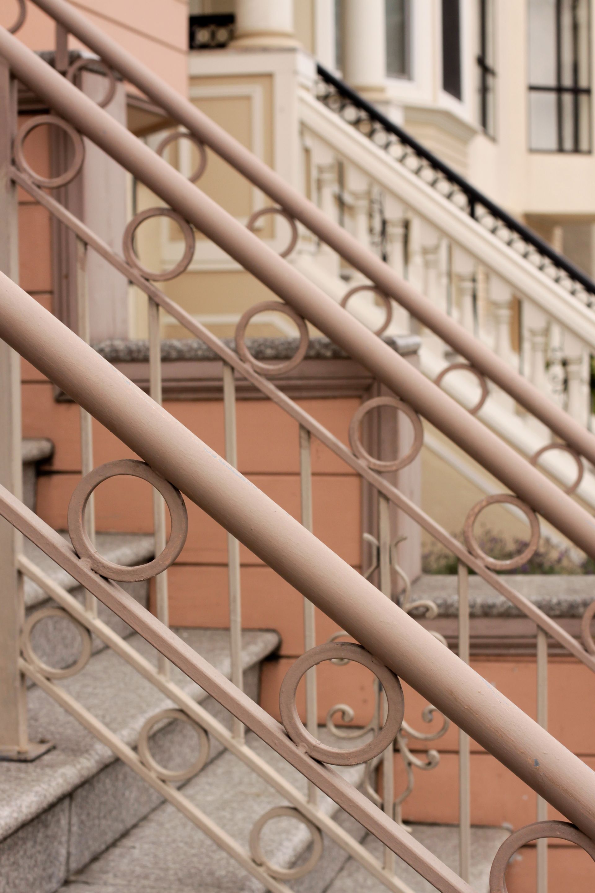 Una serie di scale con ringhiera in ferro battuto