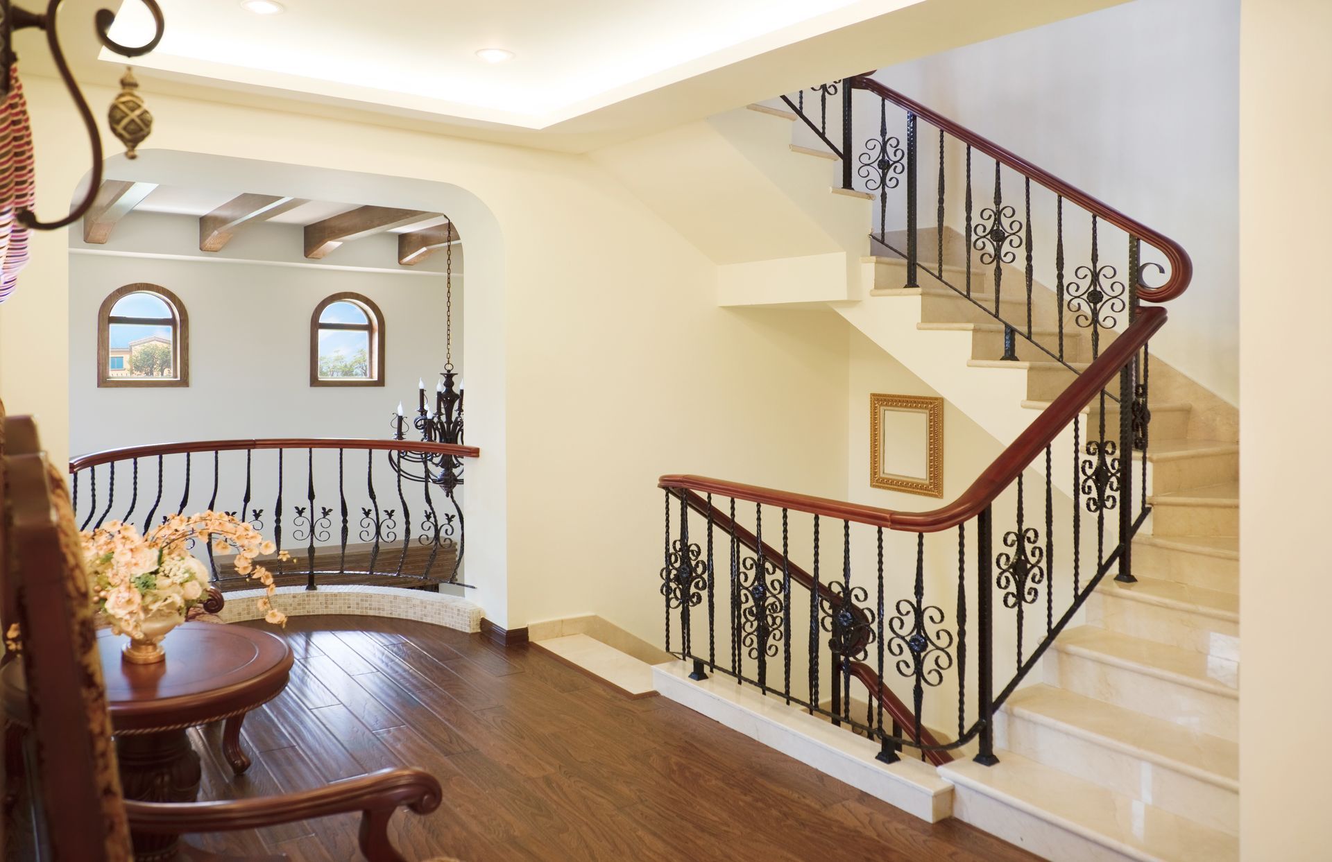 C'è una scala con una ringhiera in ferro battuto al centro della stanza.