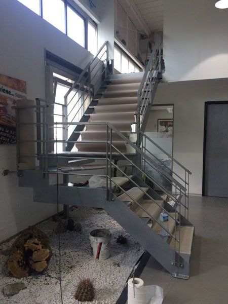 Una scala in un edificio con un rotolo di carta assorbente a terra