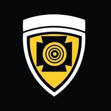 Un semi-camion rouge est garé sur un fond blanc.