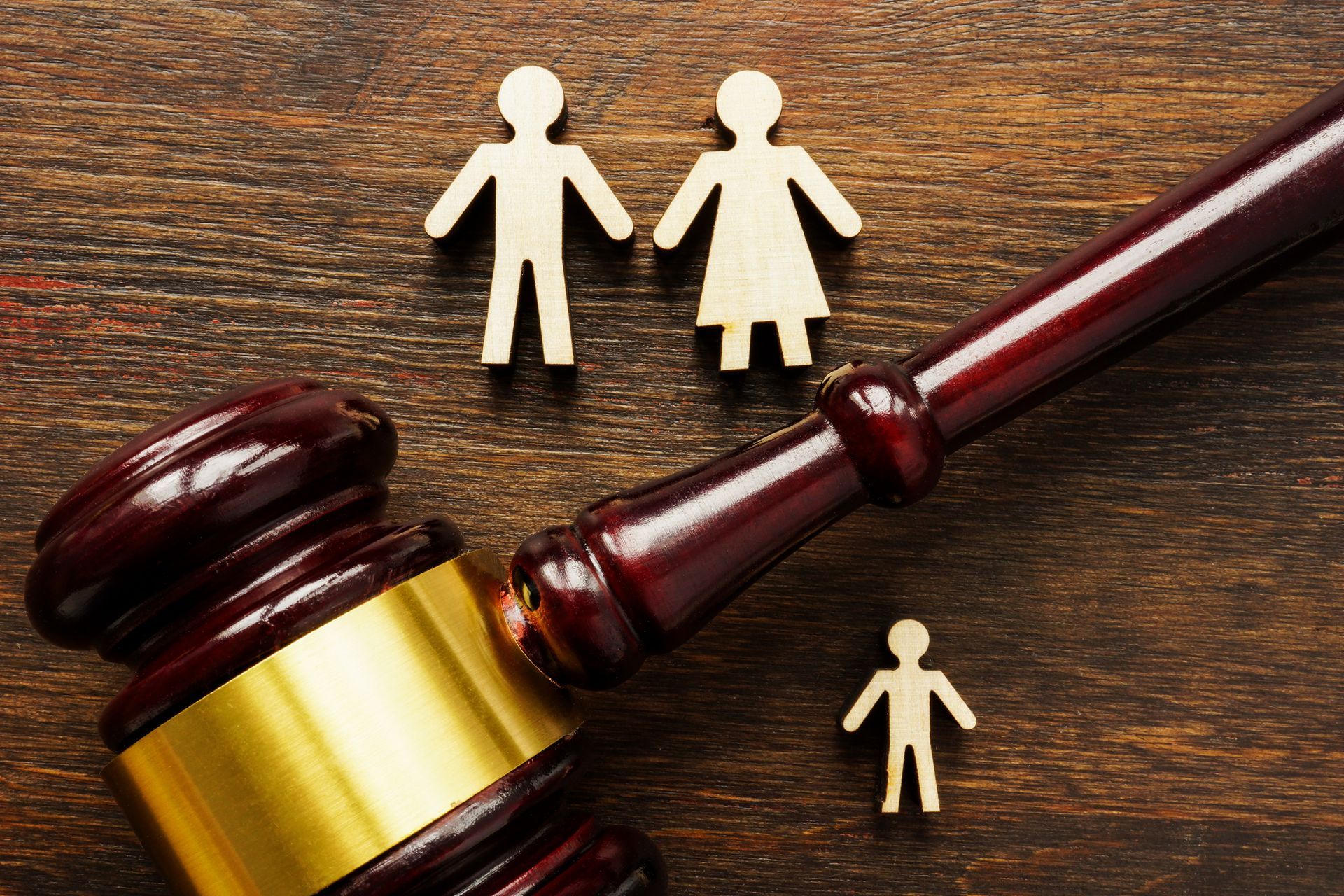 Illustration of family figures and a judge’s gavel, symbolizing parental custody decisions.