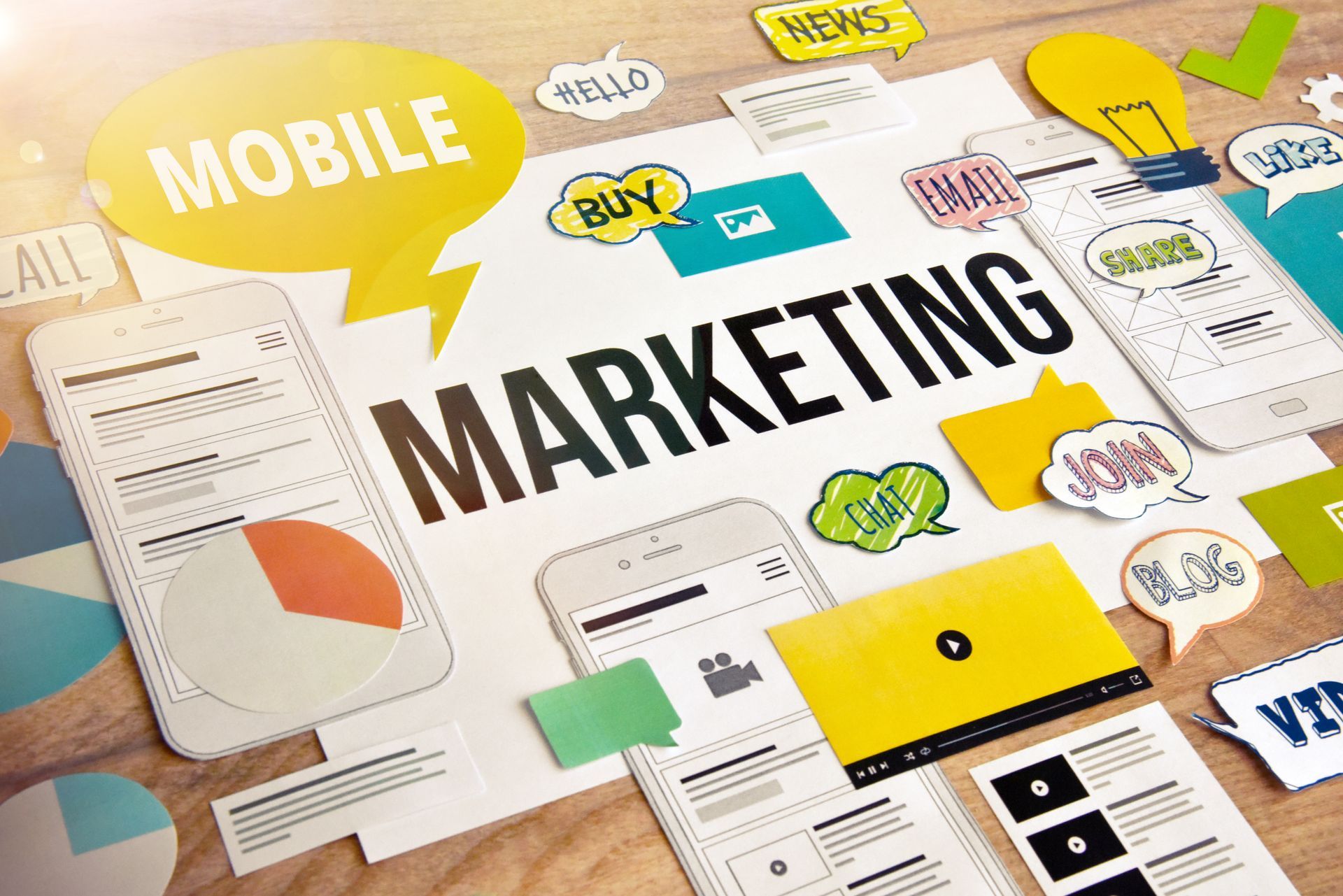 A wooden table topped with a sign that says `` mobile marketing ''.