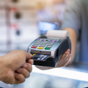 Uma pessoa está inserindo um cartão de crédito em uma máquina