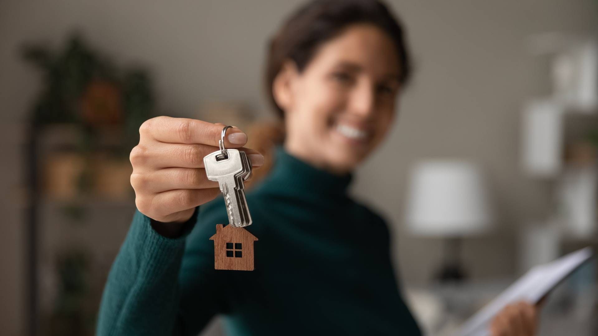 Someone holding a set of keys for a home during a real estate sale at HomeServices Real Estate Academy near Lexington, KY