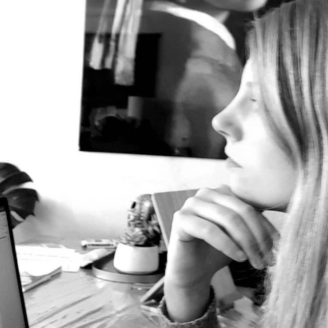 Een persoon houdt een mobiele telefoon vast met sociale media-iconen op het scherm.