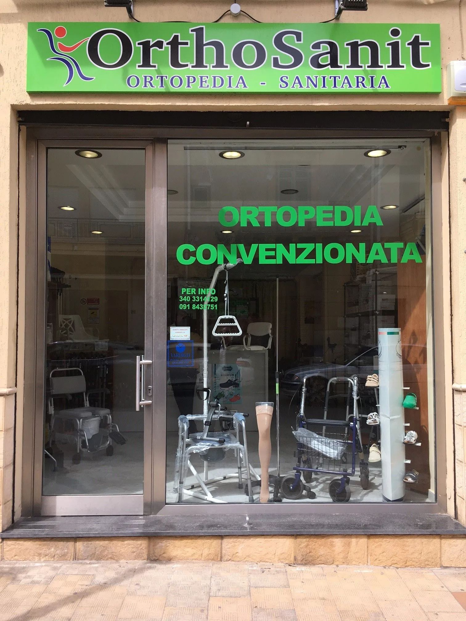 ingresso di negozio di articoli sanitari