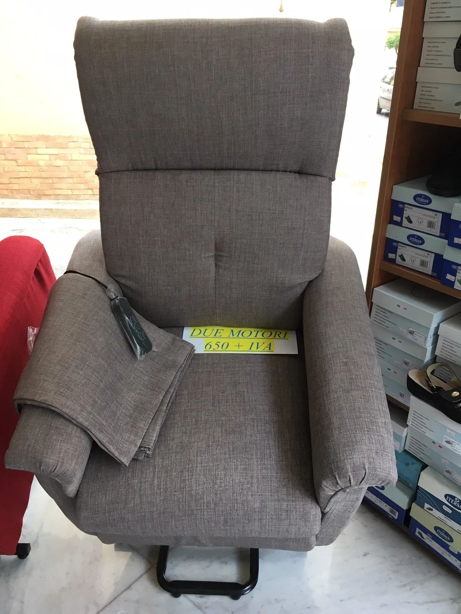 poltrona ortopedica elettrica grigia