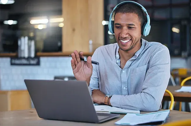 Uma pessoa em uma videchamada no computador