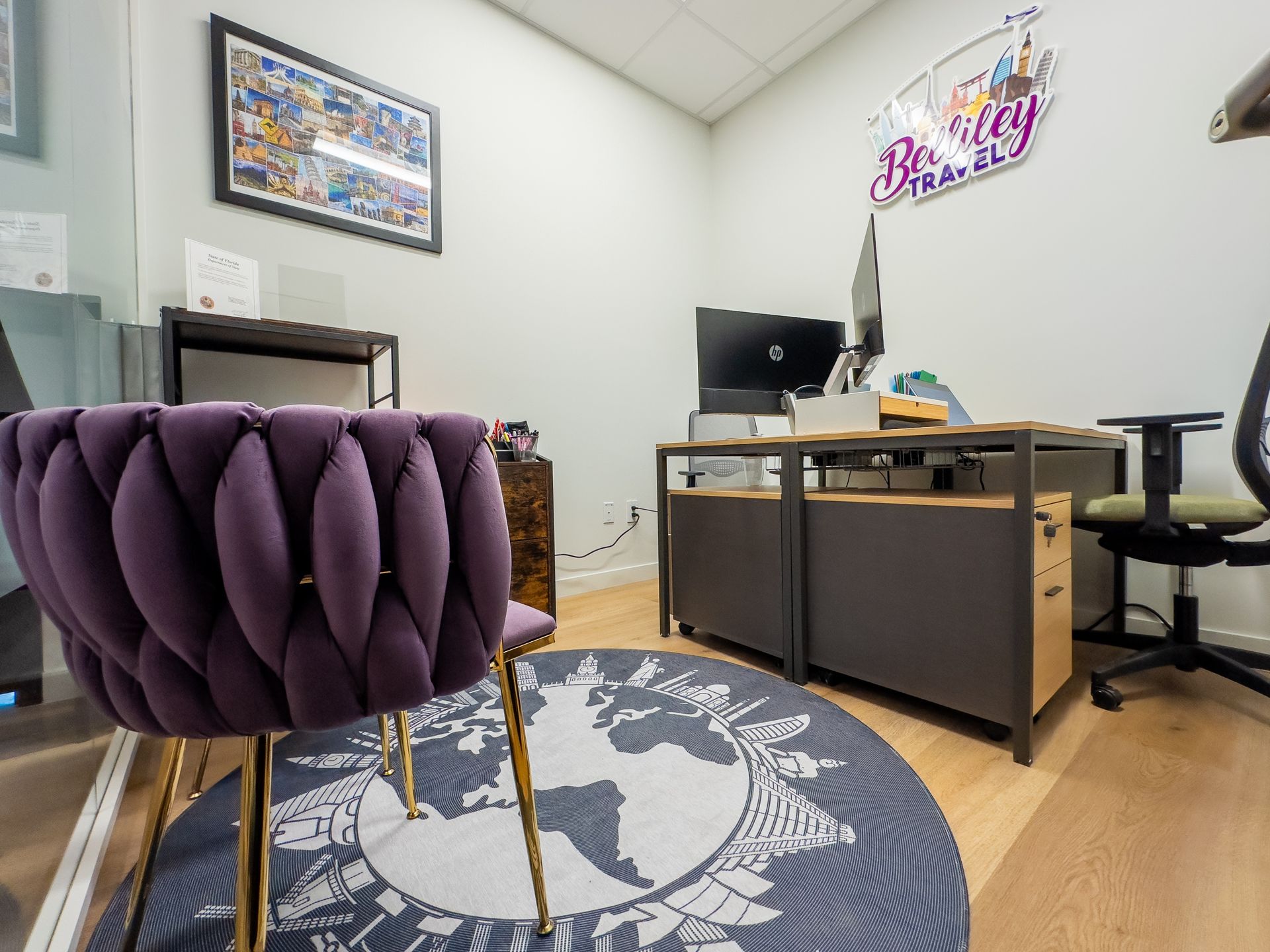 Hay una silla morada en el medio de la habitaciรณn.