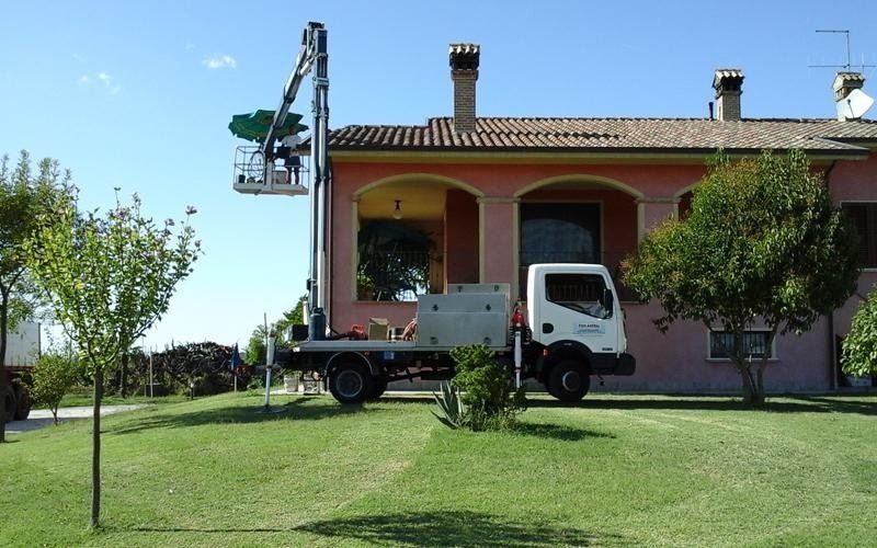 Pulizia grondaie con piattaforma