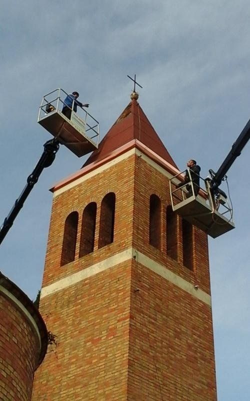 Pulizia grondaie con piattaforma