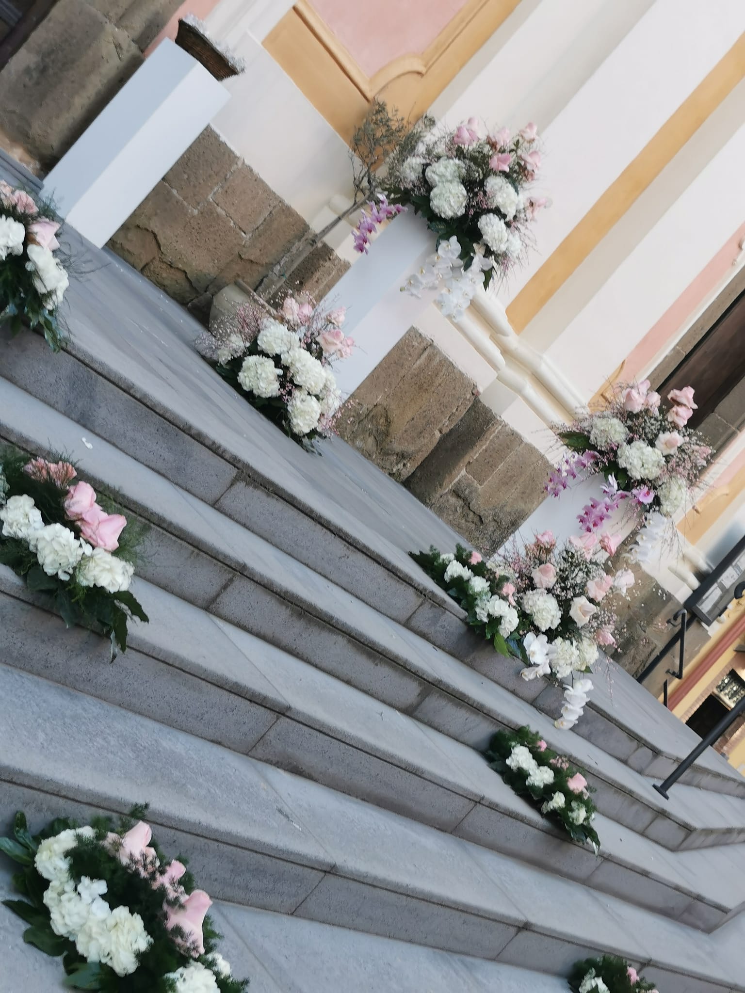 allestimento fiori in chiesa