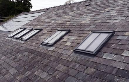 Centre-pivot roof windows