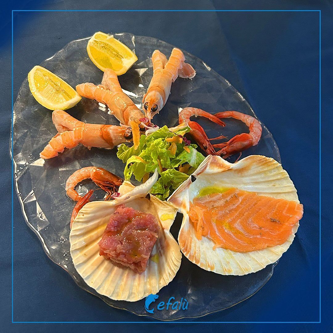 Un piatto di frutti di mare con gamberi, capesante e salmone affumicato