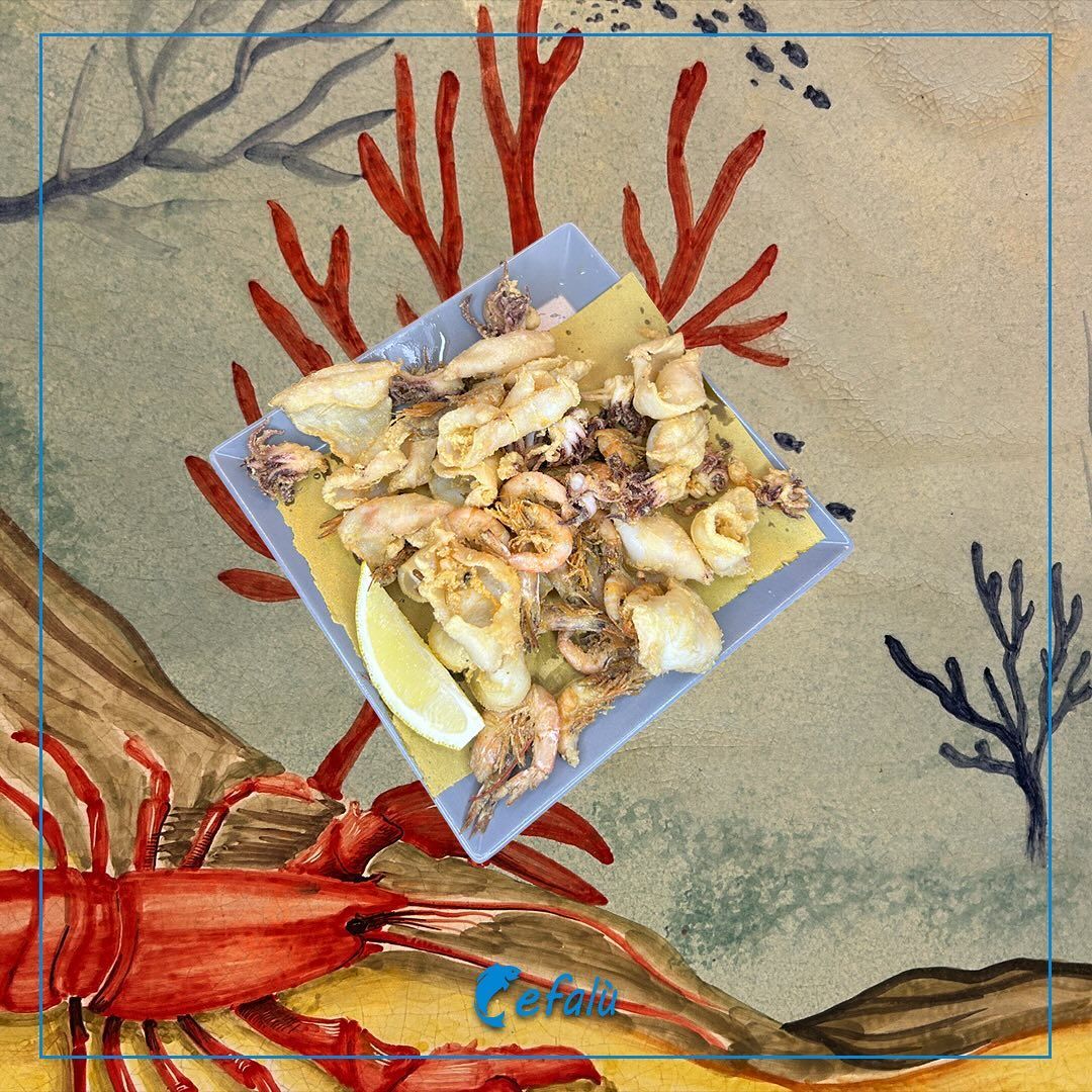 Un dipinto di un piatto di cibo con un'aragosta sullo sfondo.