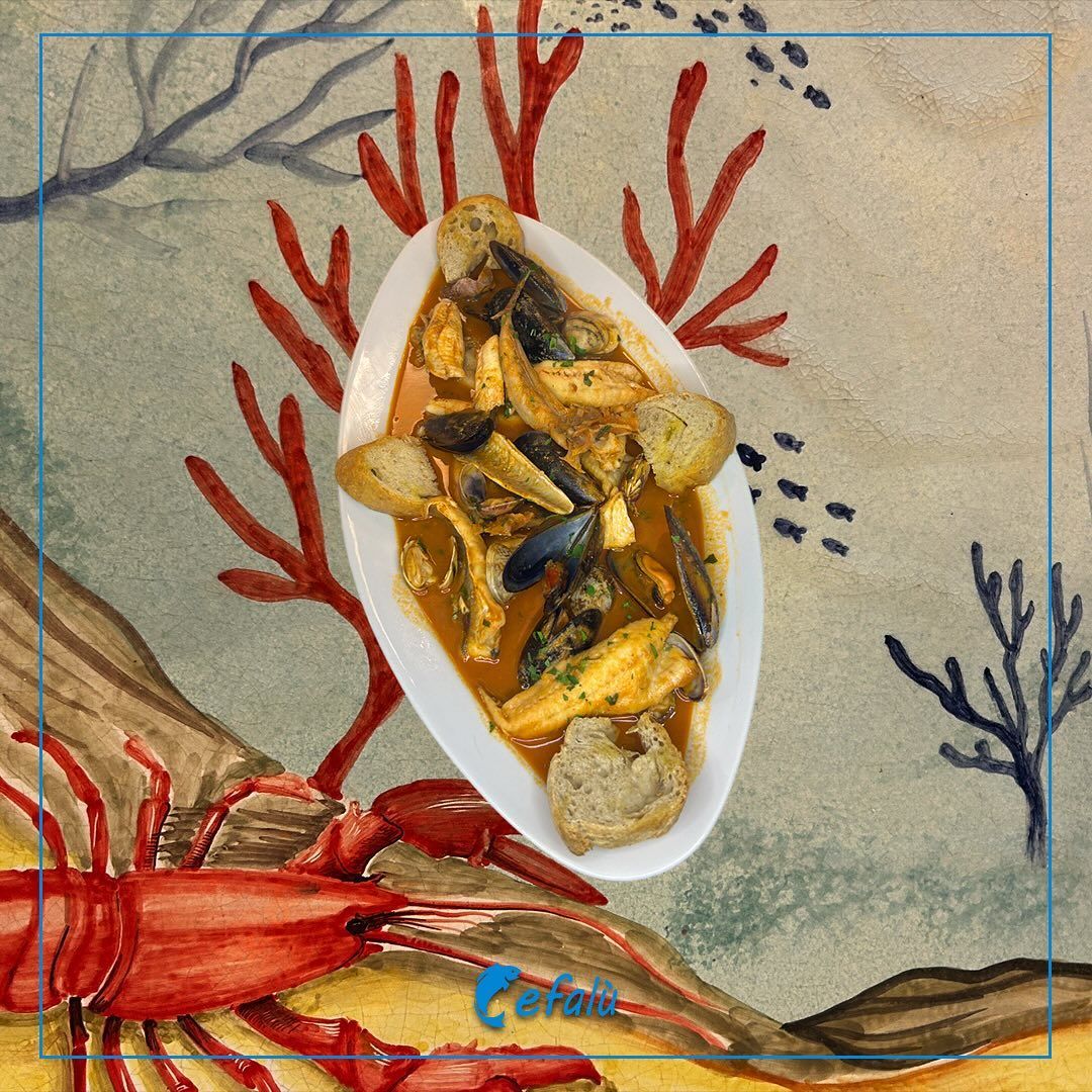 Un dipinto di un'aragosta che tiene un piatto di cibo