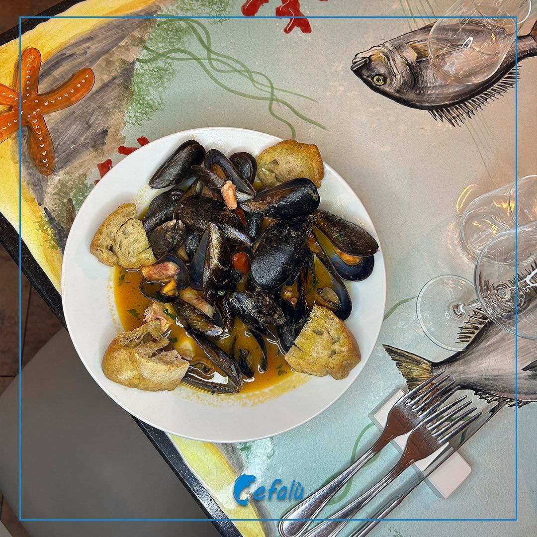 Un piatto di cibo su un tavolo con la parola cafeli sopra