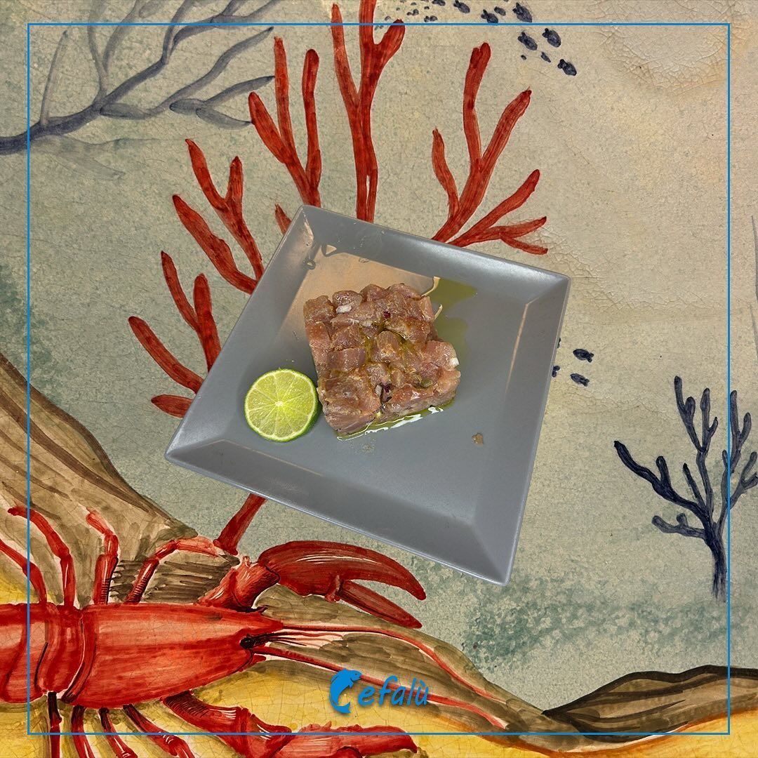 Un dipinto di un'aragosta e un piatto di cibo