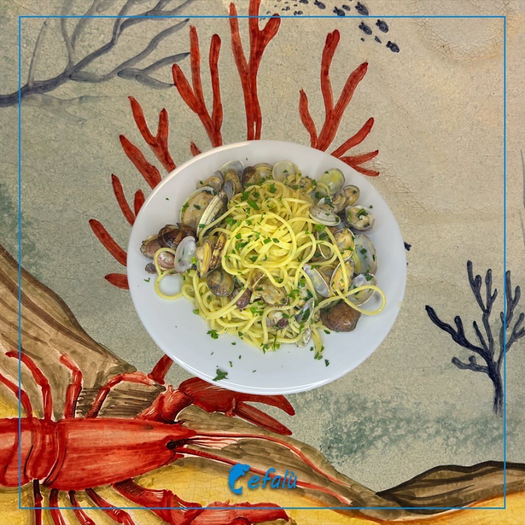 Un piatto di cibo con un'aragosta sullo sfondo