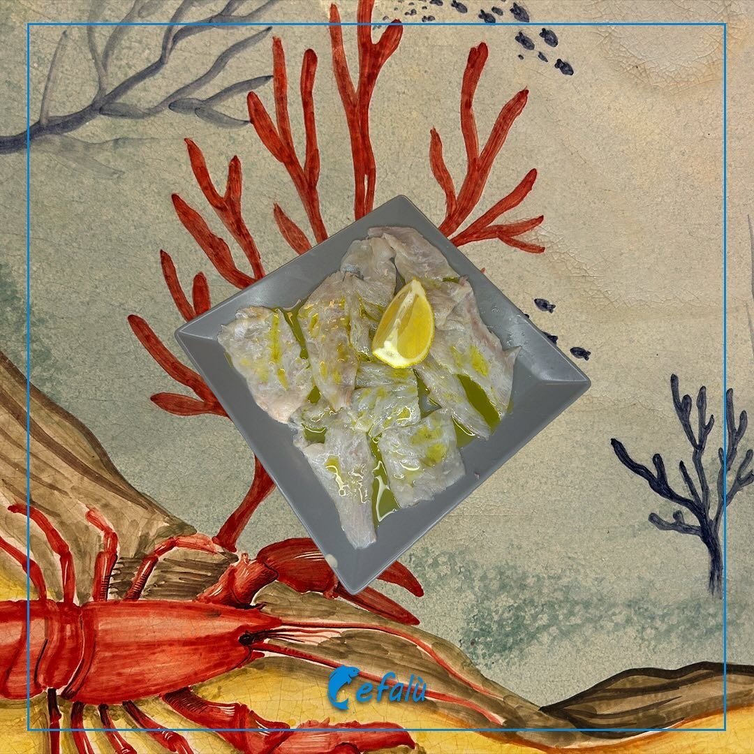 Un dipinto di un'aragosta e un piatto di cibo