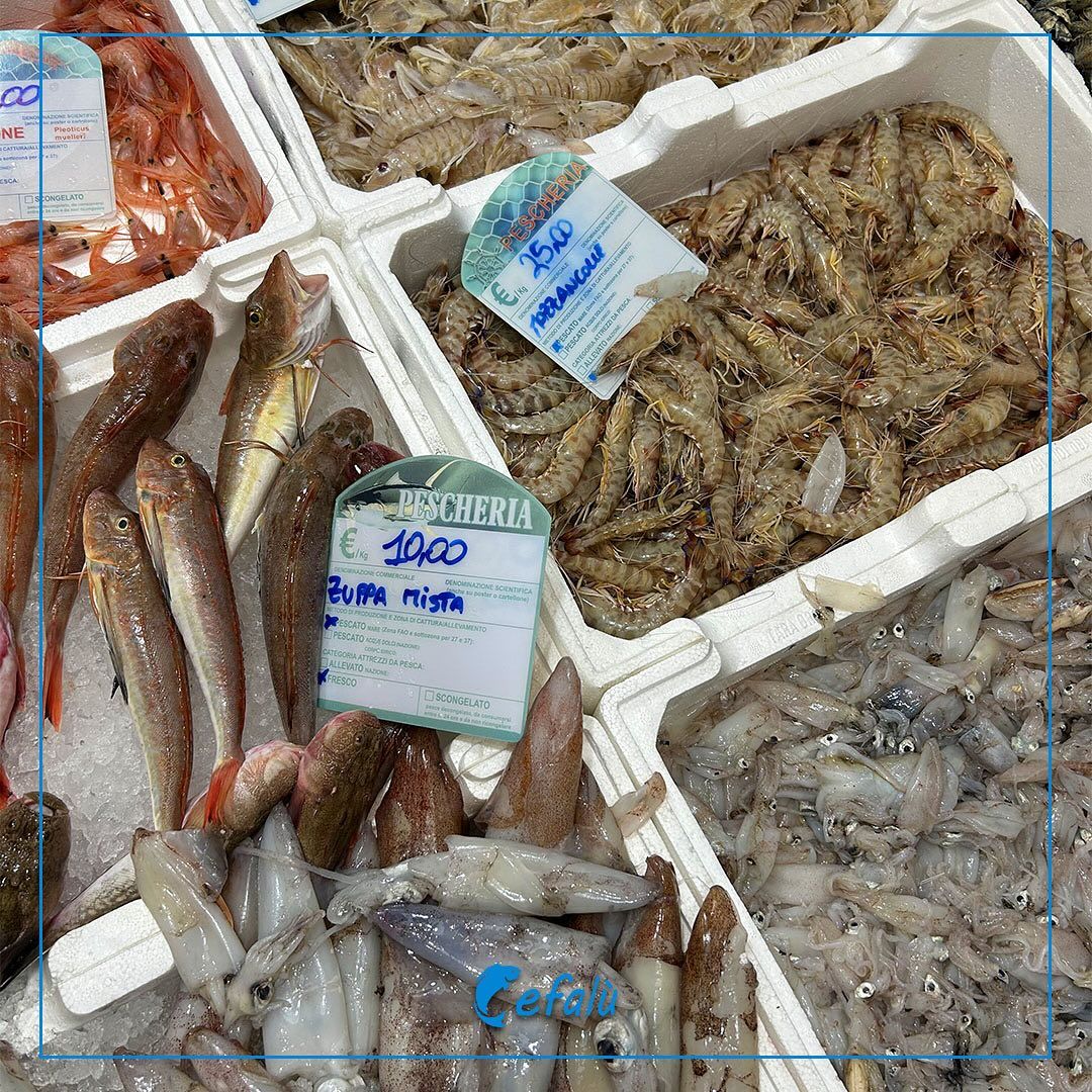 Una varietà di frutti di mare è esposta sul ghiaccio in un mercato.