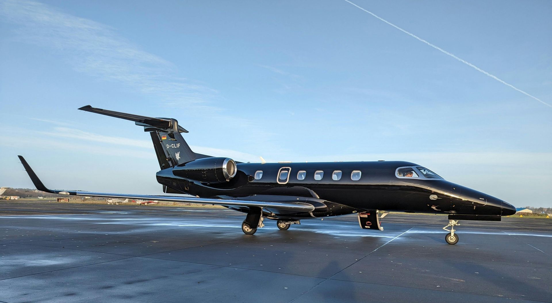 Business jet on approach