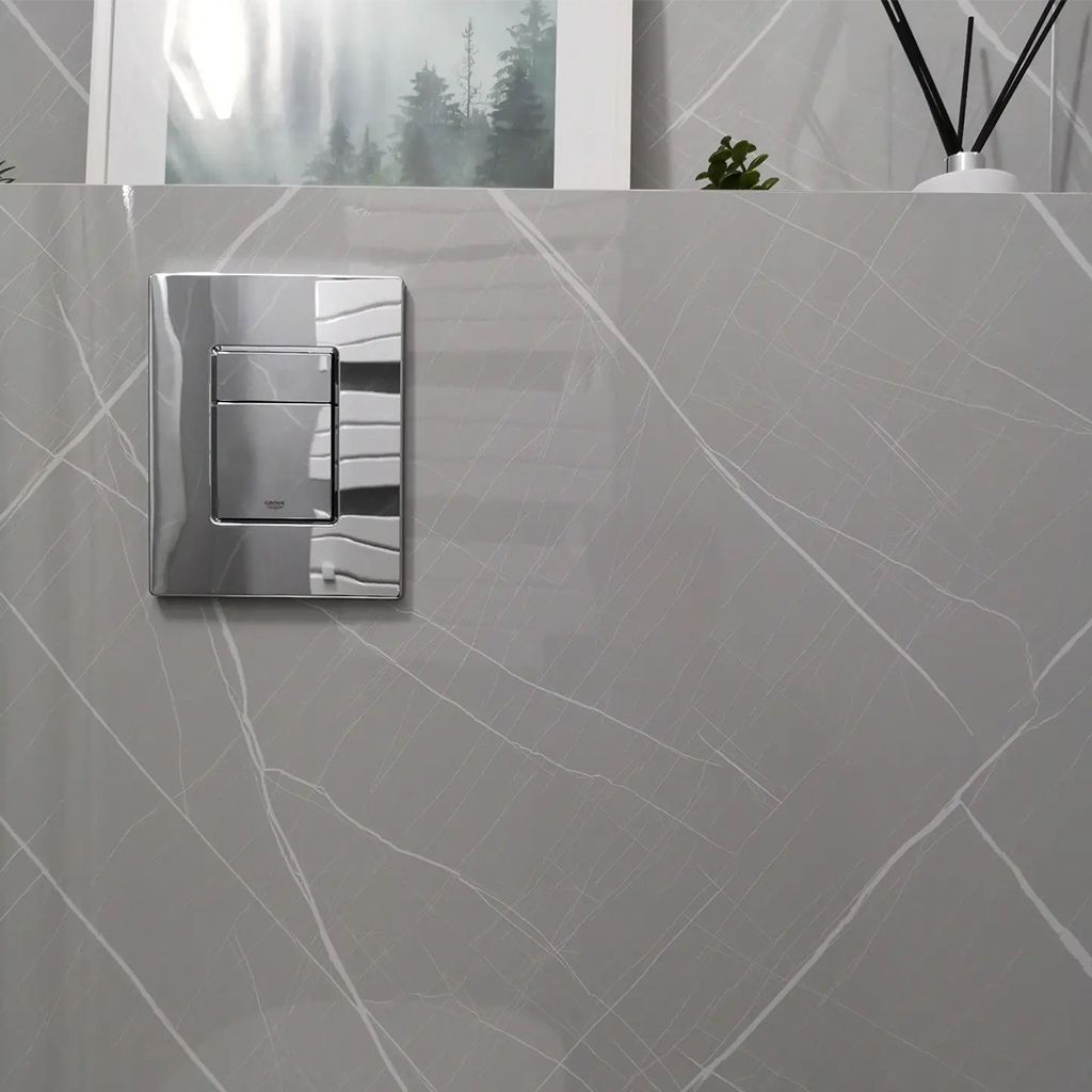 Interior moderno con una pared decorativa de mármol gris y una puerta lisa con tirador negro.