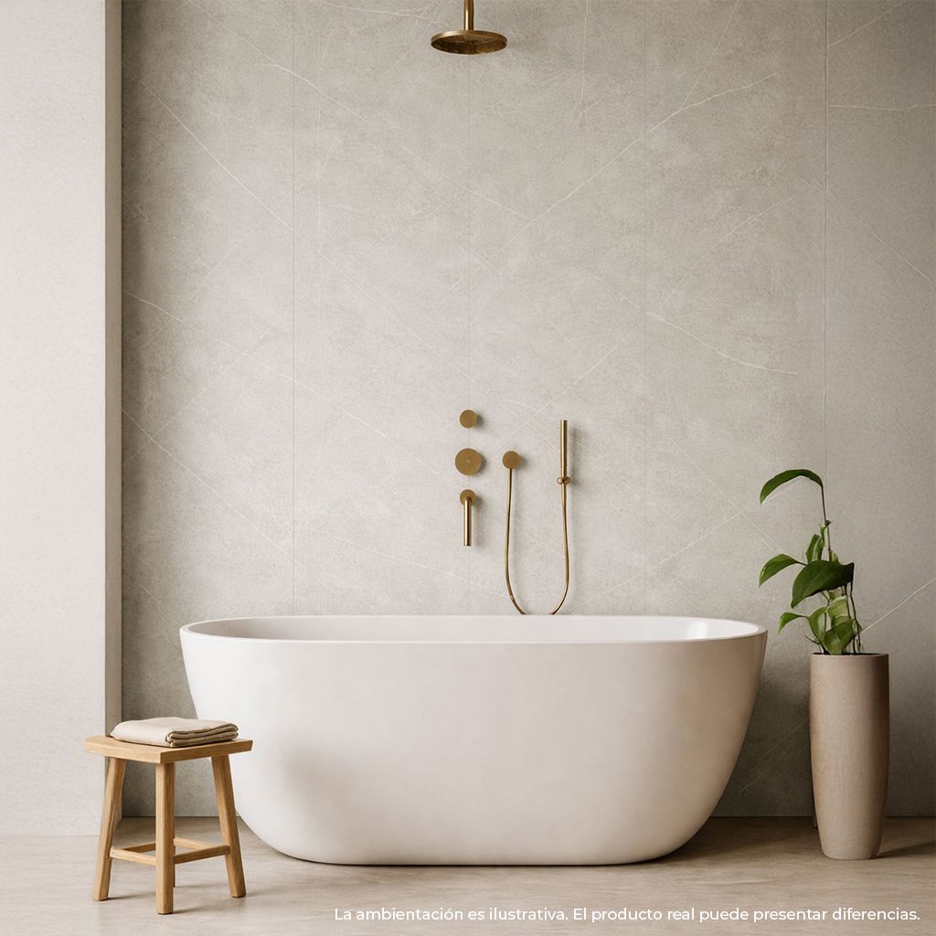 Baño minimalista blanco con bañera exenta, grifería de latón, taburete pequeño y planta en maceta.